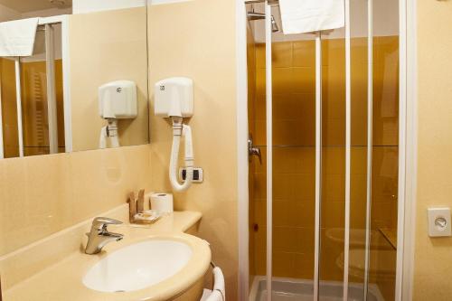 a bathroom with a toilet and a sink and a shower at Hotel Des Etrangers in Milan