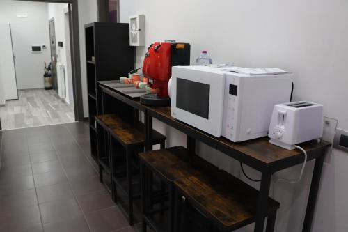 un contatore con un forno a microonde e un acustica sopra di B&B Francesco Fly a Napoli