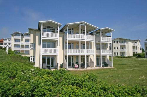 ein großes Apartmenthaus auf einem Hügel in der Unterkunft Haus Greifswalder Bodden - FeWo 06 in Göhren