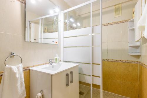 y baño con lavabo y ducha. en Coblanca 7, en Benidorm