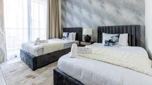 Postel nebo postele na pokoji v ubytování Nasma Luxury Stays - Luxury Retreat With Balcony and Stunning City View