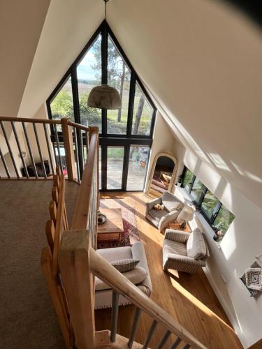 una vista aérea de una sala de estar con escaleras en Toad Hall en Grimston