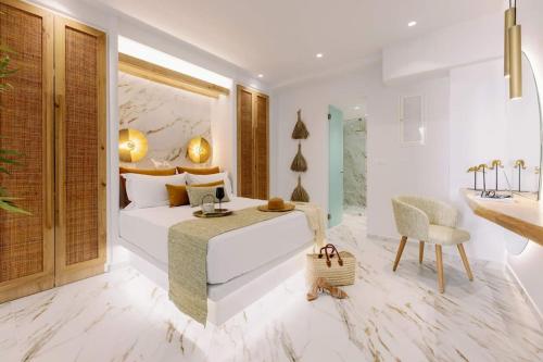 um quarto com uma cama, uma secretária e um lavatório. em Venus Suite with Hot Tub em Agios Prokopios
