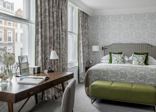 En eller flere senge i et værelse på Brown's Hotel, a Rocco Forte Hotel