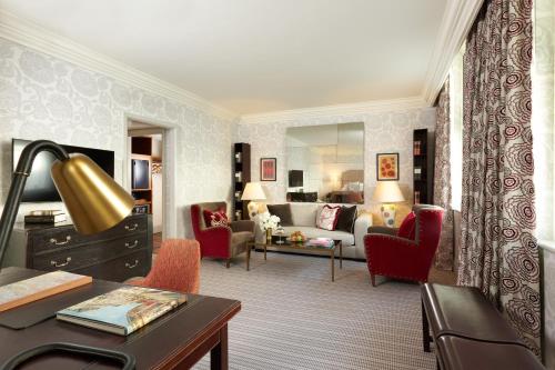 Et opholdsområde på Brown's Hotel, a Rocco Forte Hotel