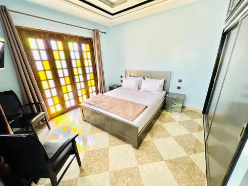 una camera con letto, sedia e finestra di Unique Villa Castle With Pool a Essaouira