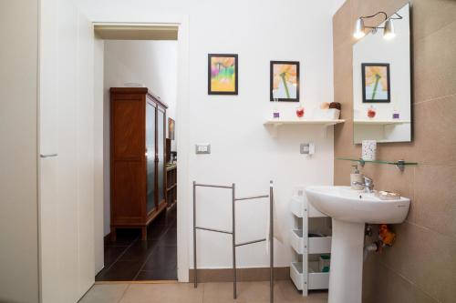 uma casa de banho com um lavatório e um espelho em Antico Borgo em Catânia