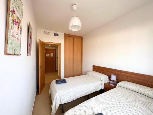 Zimmer mit 2 Betten und Flur in der Unterkunft Apartamentos Dos Torres Aragorn in El Burgo de Ebro
