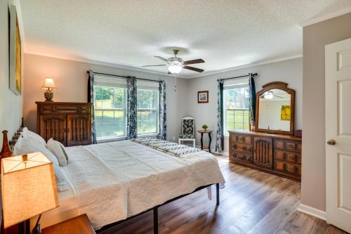 1 dormitorio con cama, tocador y espejo en Hillsborough Vacation Rental about 18 Mi to Durham!, en Hillsborough