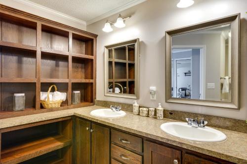 Baño con 2 lavabos y espejo en Hillsborough Vacation Rental about 18 Mi to Durham!, en Hillsborough