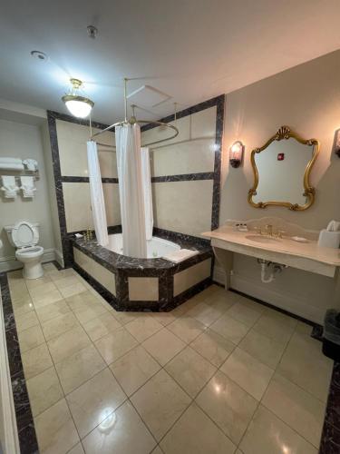 La salle de bains est pourvue d'une baignoire, de toilettes et d'un lavabo. dans l'établissement The Union Hotel, à Everett