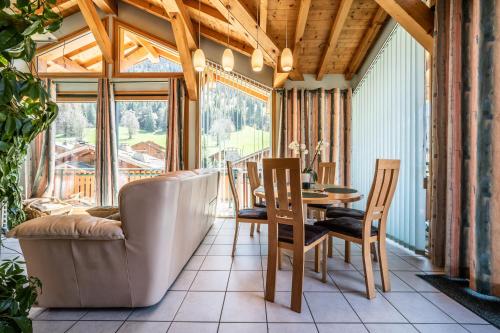 un salon avec un canapé, une table et des chaises dans l'établissement Chalet 5 personnes Morzine, à Morzine
