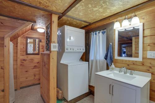 eine Küche mit einem Kühlschrank und einem Waschbecken in einer Hütte in der Unterkunft Rustic Poland Vacation Rental with Waterfront Deck! in Poland