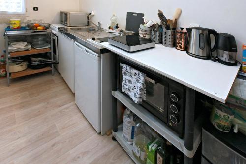 Il comprend une cuisine équipée d'un four et de plaques de cuisson. dans l'établissement Plusieurs chambres à 20 km au sud de Paris, à Ballainvilliers