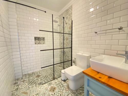 een witte badkamer met een wastafel en een toilet bij BÜŞRA SELİMİYE in Marmaris