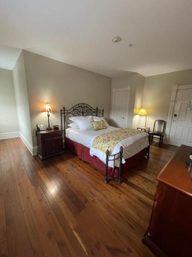 um quarto com uma cama e duas mesas e dois candeeiros em The Union Hotel em Everett