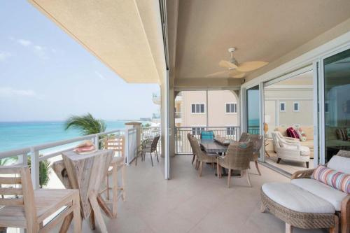 Balcon ou terrasse dans l'établissement The Beachcomber - Three Bedroom 5th FL Oceanfront Condos by Grand Cayman Villas & Condos