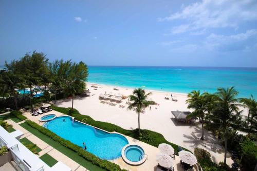 Vue sur la piscine de l'établissement The Beachcomber - Three Bedroom 5th FL Oceanfront Condos by Grand Cayman Villas & Condos ou sur une piscine à proximité