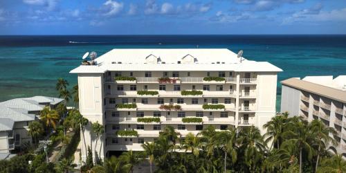 una vista aérea de un hotel con vistas al océano en South Bay Beach Club - Three Bedroom Beachfront Condos by Grand Cayman Villas & Condos, en West Bay