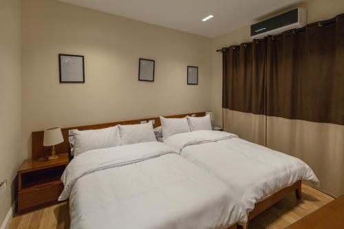 ein Schlafzimmer mit einem großen Bett mit weißer Bettwäsche in der Unterkunft Marron studios 2 new in Kairo