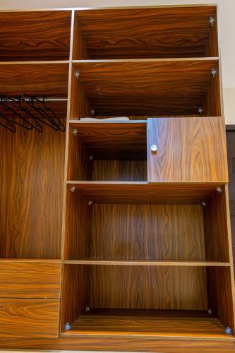 um armário de madeira com prateleiras de madeira em Marron studios 2 new no Cairo