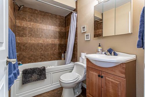 Ένα μπάνιο στο the Veranda, Best Area, 2 Baths, 2 Bedrooms, WD, Jacuzzi bath, New Carpet, Balcony, 925sf