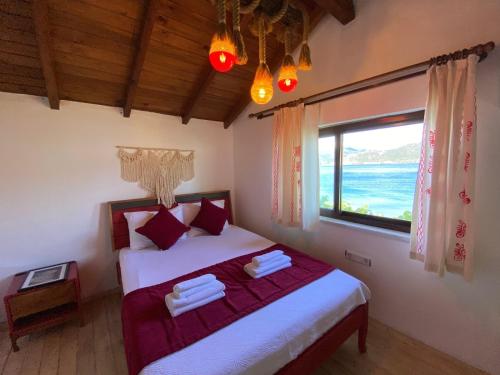 馬爾馬里斯的住宿－BÜŞRA SELİMİYE，一间卧室设有一张床,享有海景
