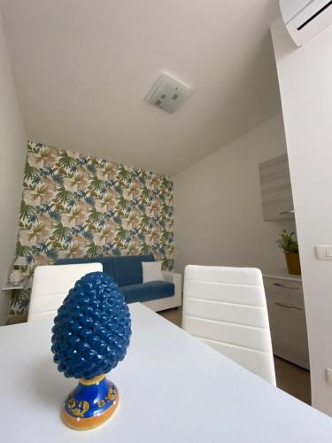 una bola azul sentada en una mesa blanca en una habitación en Quattrociocchi apartment, en Bagheria