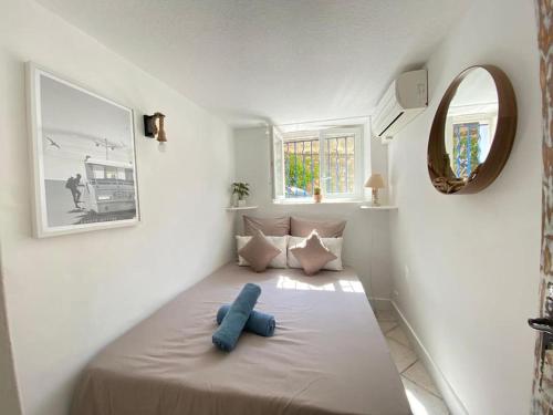 un objet bleu assis sur un lit dans une pièce dans l'établissement Appartement La maison du pêcheur, à Sainte-Maxime