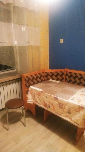 ein Schlafzimmer mit einem Bett und einem Stuhl darin in der Unterkunft Apartment in Izyum Rizdvyana 9 in Izyum