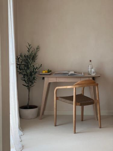 drewniane biurko z krzesłem i doniczką w obiekcie lo͝or luxury retreat w Splicie