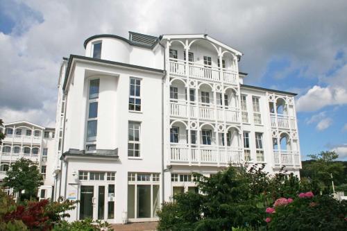 オストゼーバート・ゼリンにあるSeepark Sellin Haus Altensien - Ferienwohnung 465 mit Balkonの窓が多い白い建物