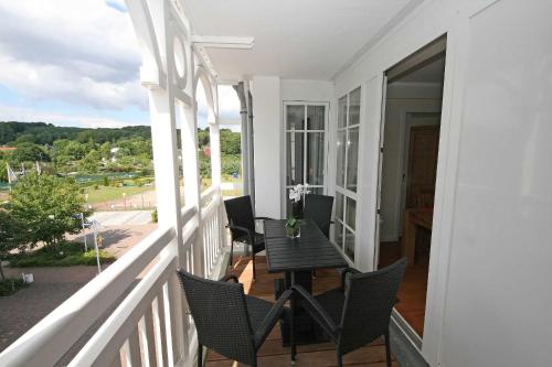 a balcony with a table and chairs on it at Seepark Sellin Haus Altensien - Ferienwohnung 465 mit Balkon in Ostseebad Sellin