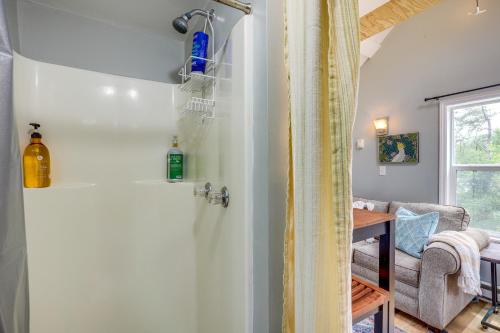 Ένα μπάνιο στο Tiny Home with Fire Pit Trail Access On-Site!