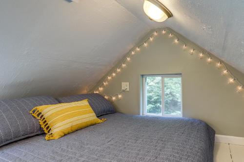 Postel nebo postele na pokoji v ubytování Ideally Located Asheville Tiny Home with Fire Pit