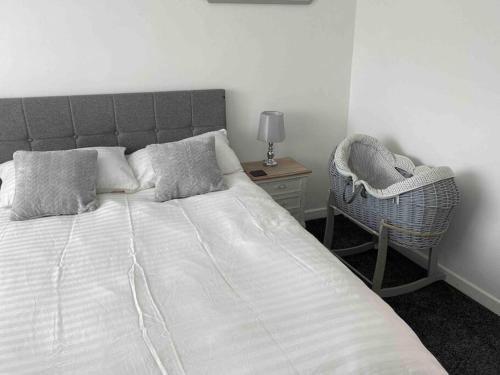 1 dormitorio con 1 cama grande y 1 silla en No.9 Guesthouse, en Burnley