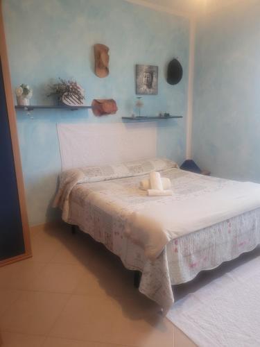 um quarto com uma cama com uma toalha em Il risveglio em Codrongianos