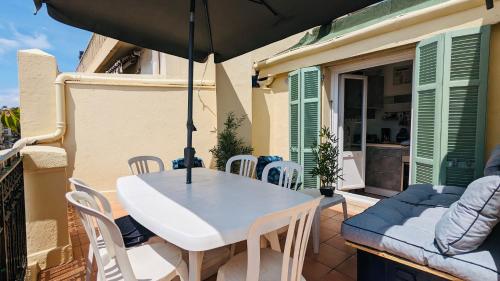 "Studio ensoleille a deux pas des plages avec terrasse privee !"