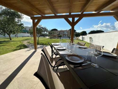 un tavolo con bicchieri e piatti su un patio di Olivea Luxury Suites a Fažana