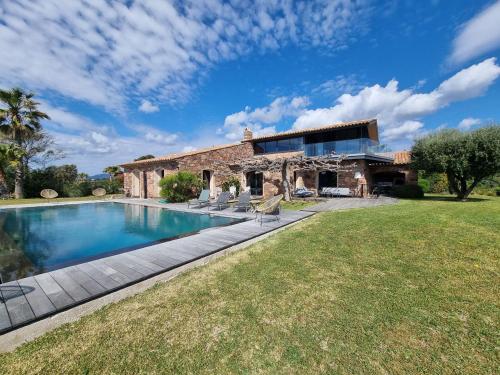 une vue extérieure d'une maison avec piscine dans l'établissement Pierre Jean 1823 villa, à Sainte-Maxime