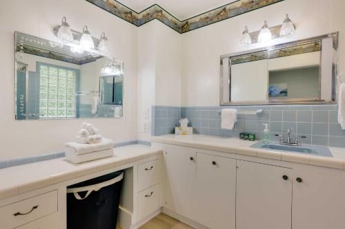 Ένα μπάνιο στο Private Saltwater Pool Mtn-View Copperhill Home