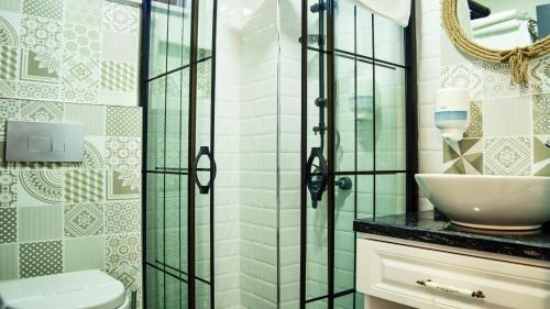 ein Badezimmer mit Waschbecken und Glasdusche in der Unterkunft Gökçeada Deep Breath in Canakkale