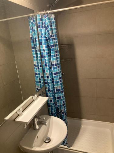 Bilik mandi di Loft with terrace 24m2, swimming pool and garage