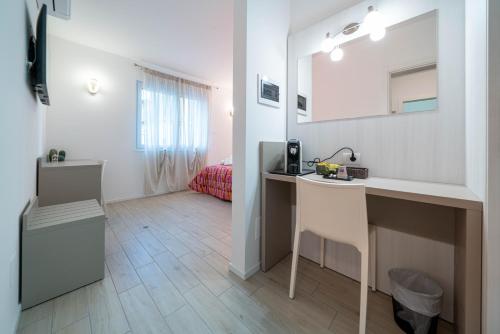 een keuken met een wastafel en een bureau in een kamer bij B&B Infinito in Castelnuovo Rangone