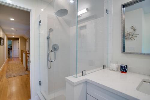 Ένα μπάνιο στο Walk to Beach Spacious Cape Cod Abode with Deck!