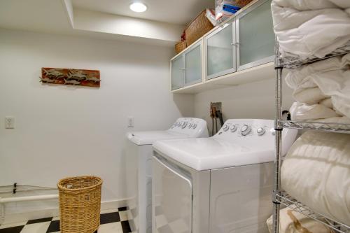 Ένα μπάνιο στο Walk to Beach Spacious Cape Cod Abode with Deck!