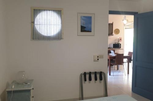 sala de estar con ventana y mesa en Apartment with garden in Pianoconte -Lipari, en Lipari