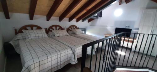 een slaapkamer met 2 bedden en een trap bij El Molino 2 in Muros de Nalón