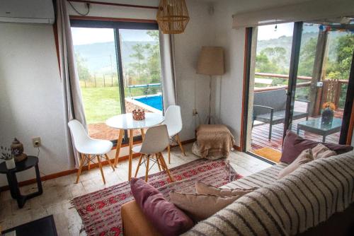 ein Wohnzimmer mit einem Sofa, einem Tisch und Stühlen in der Unterkunft Marrakech Villa Serrana in Villa Serrana