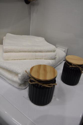 un bagno con asciugamani e ciotole su un bancone di APARTAMENT B13 GREEN PARK RESORT a Szklarska Poręba